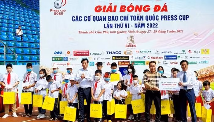 Gifts are presented to students who are living in difficult circumstances in Cam Pha City. (Photo: NDO)