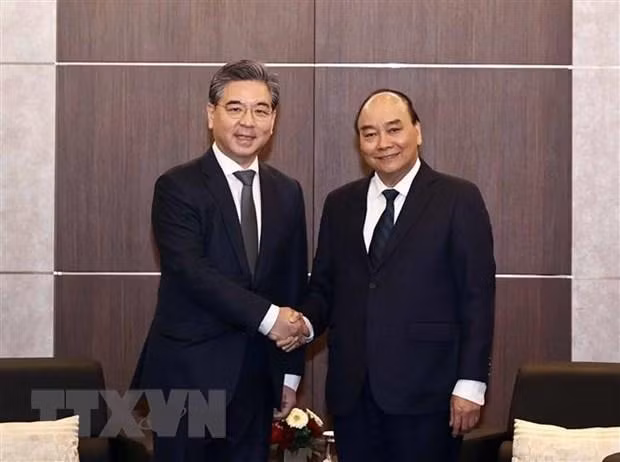 President Nguyen Xuan Phuc (right) receives CEO of Hyundai Motor Chang Jae-hoon in Seoul on December 5. (Photo: VNA)