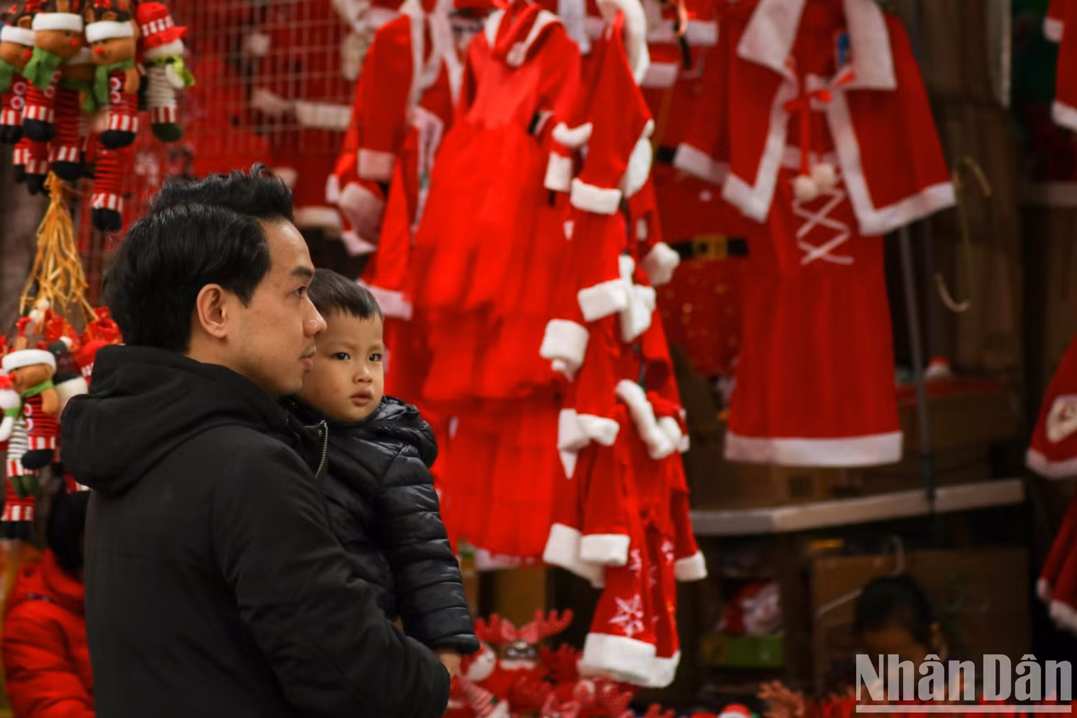 To attract the attention of customers, beautiful and unique products are displayed on the front of the store or hung in the most visible position.