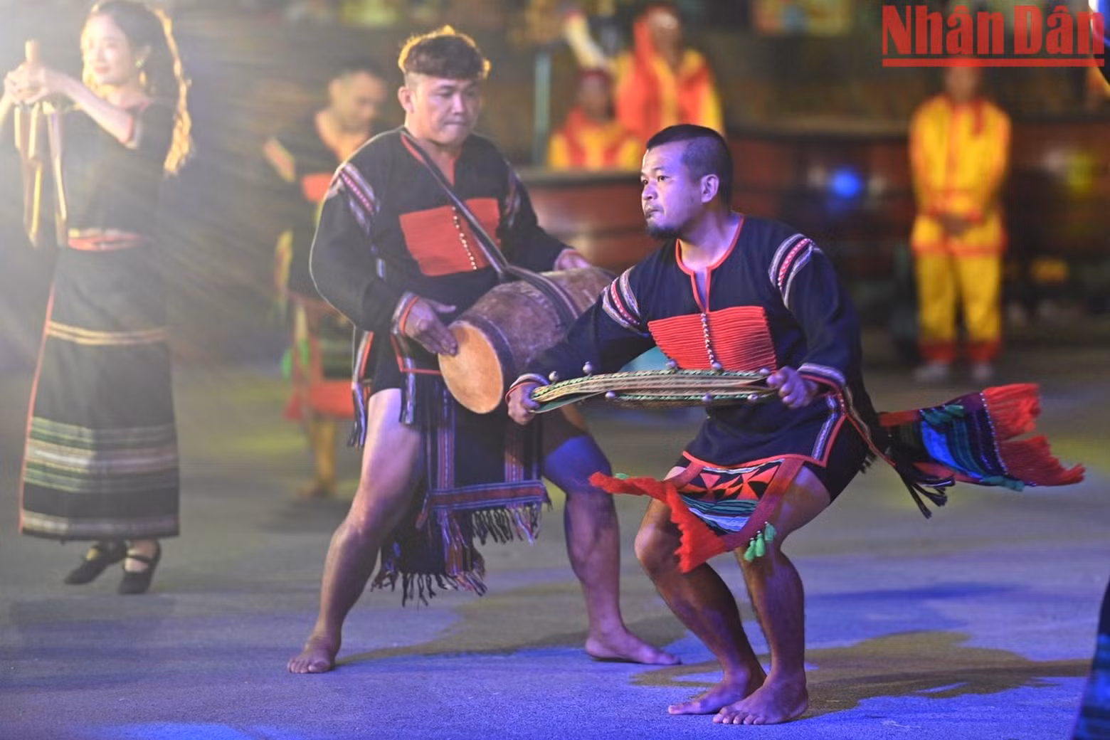 Artisans from Dak Lak province perform on Dinh Tien Hoang street. Artisans from Dak Lak province perform on Dinh Tien Hoang street.