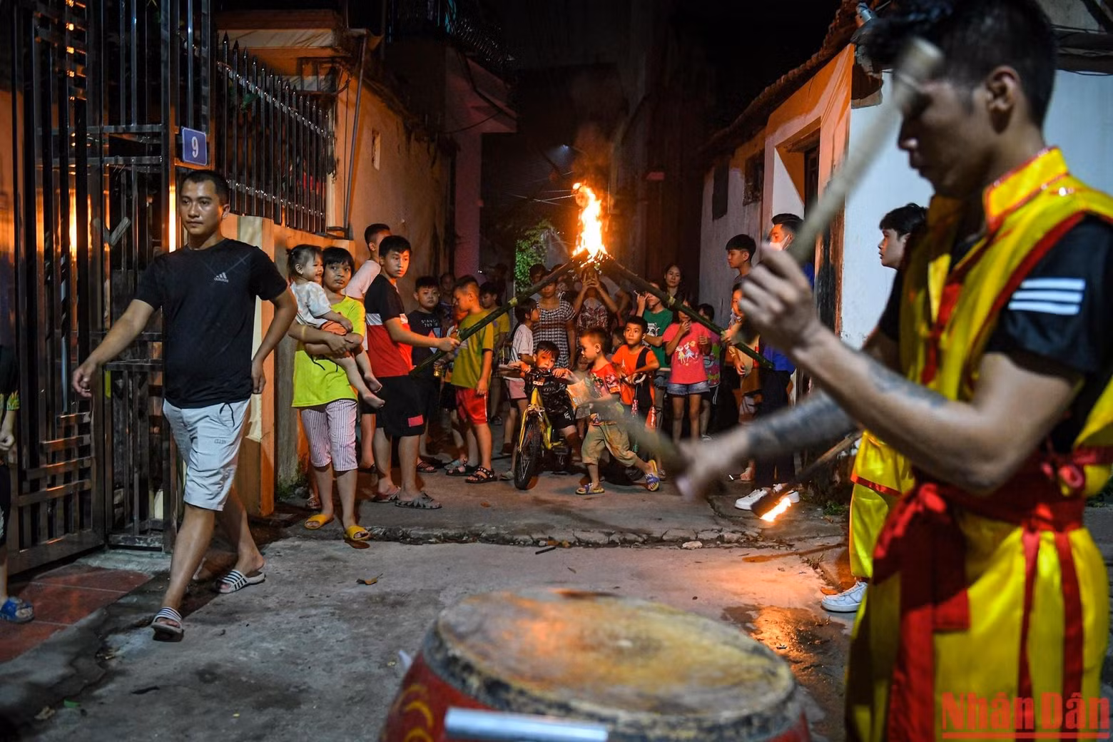 Several young men were appointed to arrange people at a safe distance from the lion dance team.