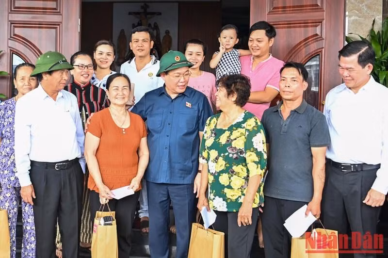 NA Chairman Vuong Dinh Hue visits people in the Loc An-Binh Son resettlement areas. (Photo: NDO)