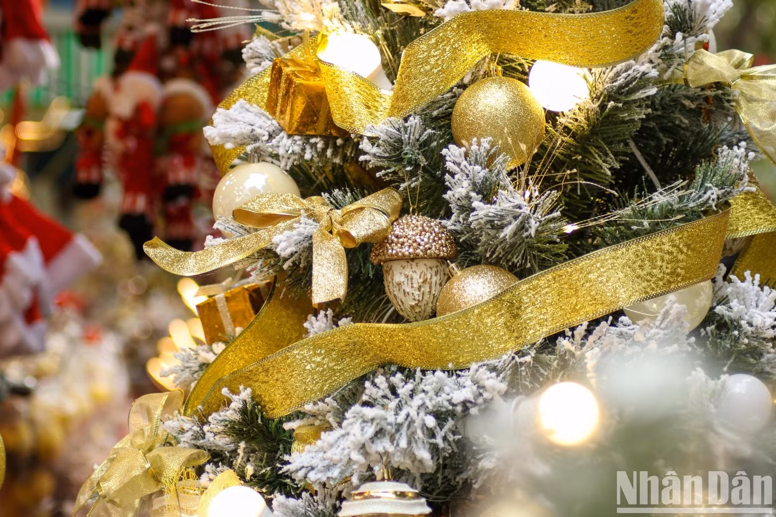 Compared to previous years, this year’s Christmas decorations are more beautiful, attracting more customers.