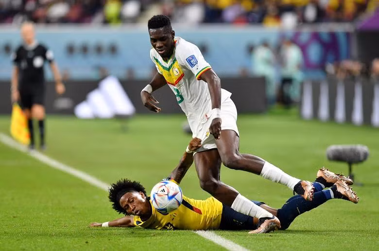 Ecuador's Angelo Preciado in action with Senegal's Ismaila Sarr. (Photo: REUTERS)
