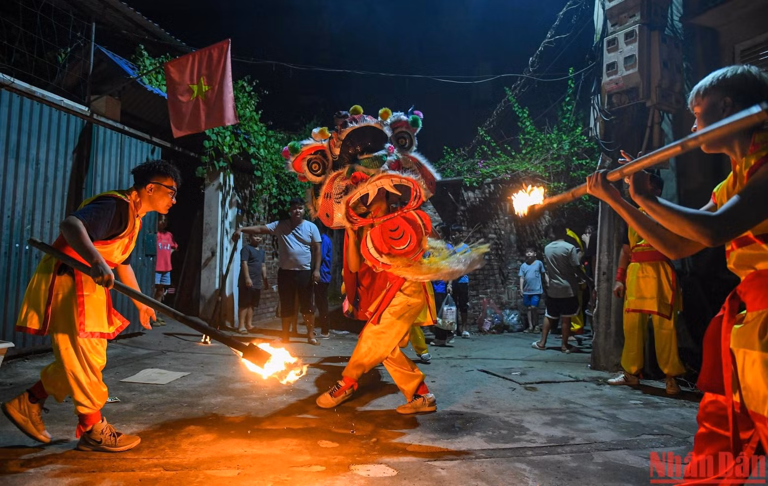 All villagers, from adults to children, are eager to enjoy the lion dance performance.