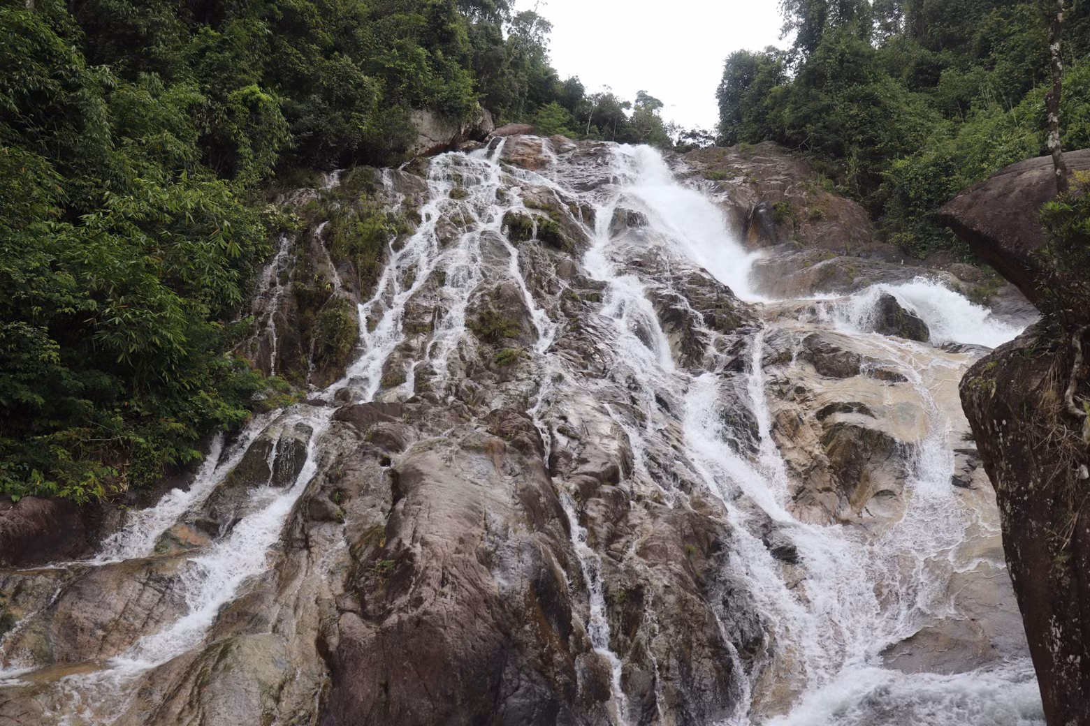 Ma Hao waterfall is located at an altitude of over 1,200m above sea level. (Photo: daidoanket.vn)