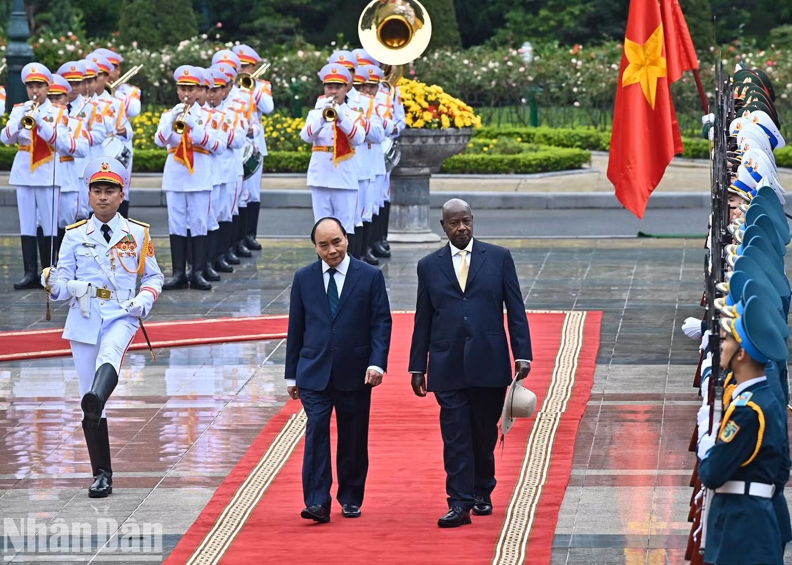 The two Presidents review a guard of honour.