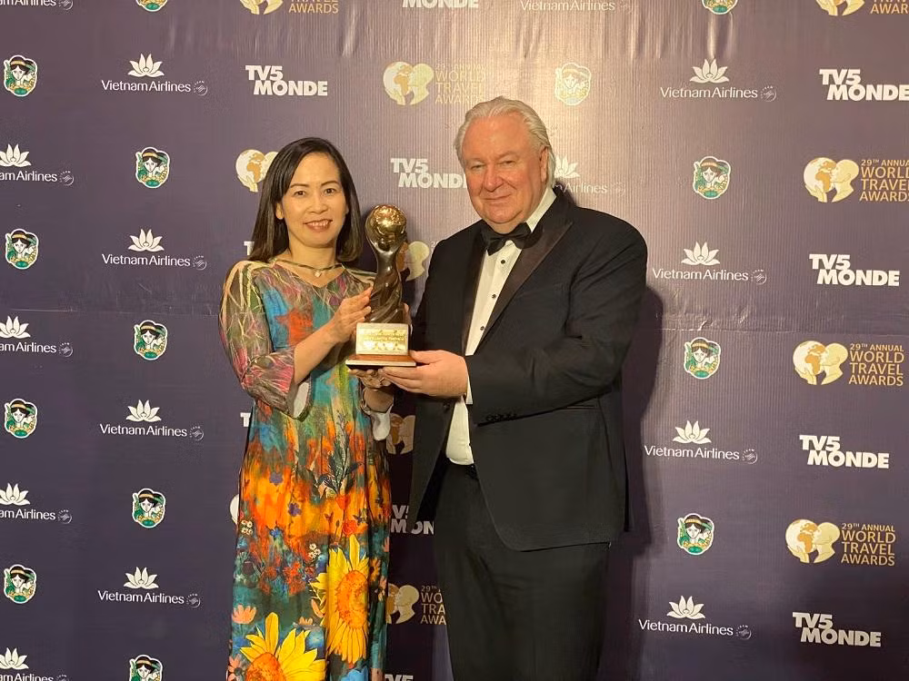 Director of Da Nang City Tourism Department receives the award. (Photo: baodautu.vn)