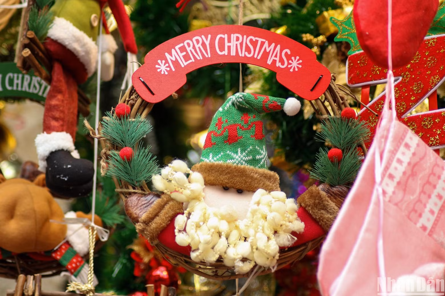 It's still half a month until Christmas, but the decorations have been sold very early on this street.