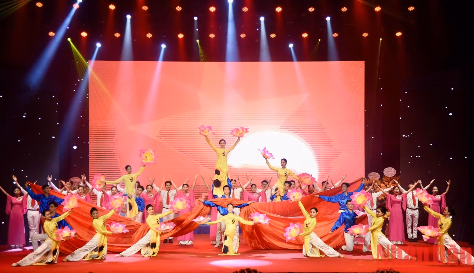 An art performance at the ceremony (Photo: NDO)