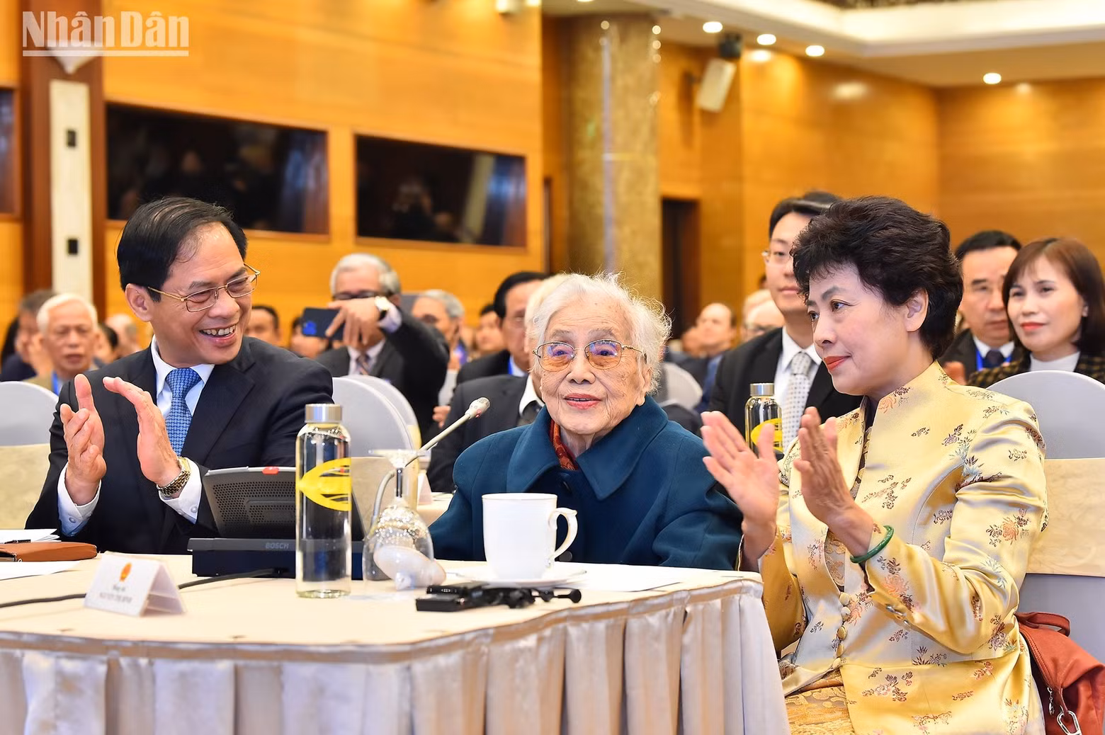 A special guest was Nguyen Thi Binh, former Vice President, Foreign Minister, and Head of the Delegation of the Provisional Revolutionary Government of the Republic of South Vietnam at the Paris Conference.