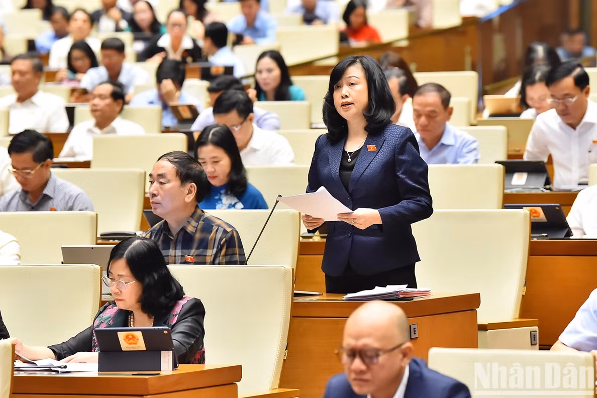 Minister of Health Dao Hong Lan delivers a speech explaining and clarifying several issues raised by National Assembly delegates, related to the health sector.