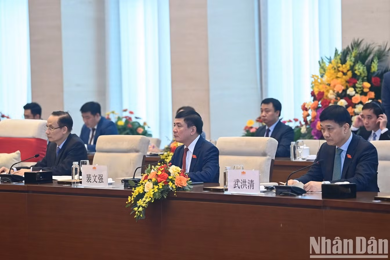 Vietnamese delegates attend the meeting. Vietnamese delegates attend the meeting.