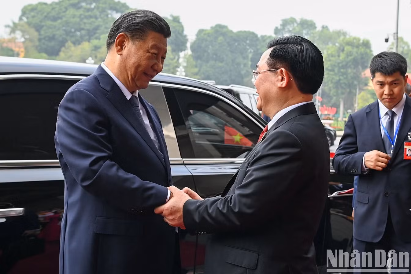 National Assembly Chairman Vuong Dinh Hue warmly welcomes General Secretary and President of China Xi Jinping. National Assembly Chairman Vuong Dinh Hue warmly welcomes General Secretary and President of China Xi Jinping.