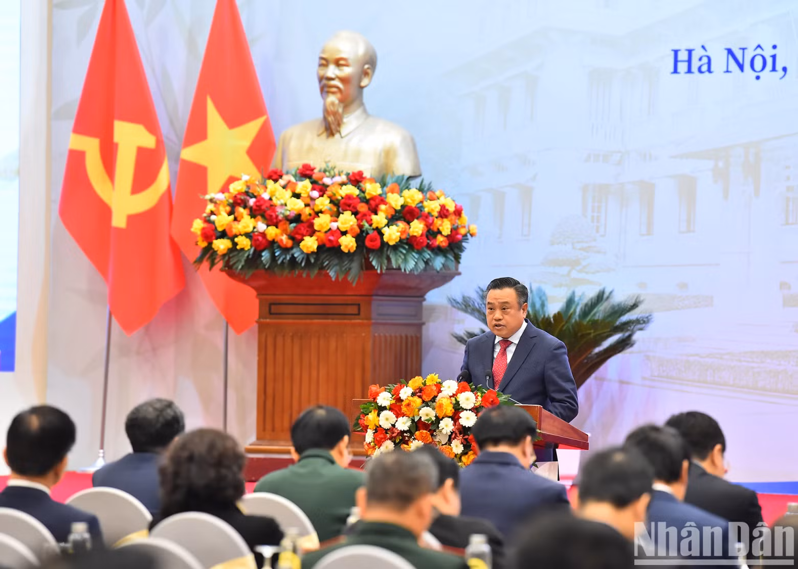 Chairman of the Hanoi People's Committee Tran Sy Thanh addresses the conference.