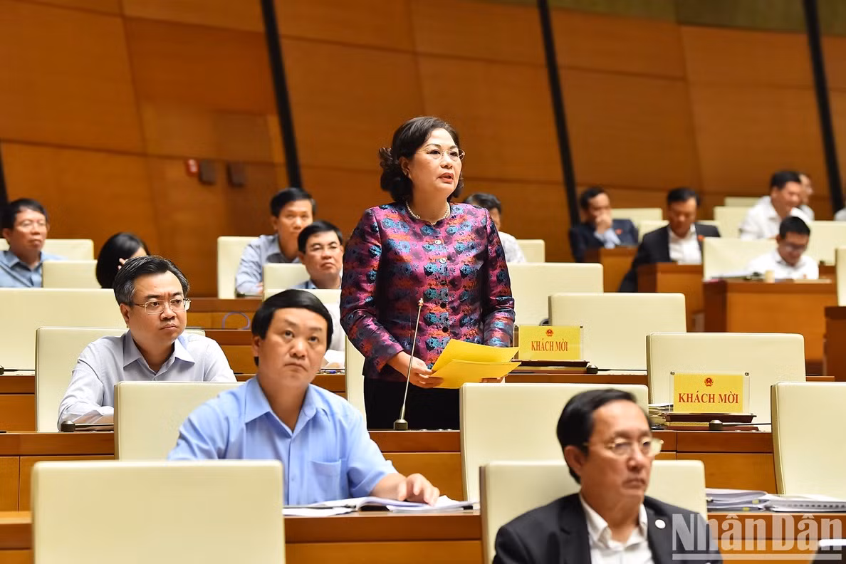 Governor of the State Bank of Vietnam Nguyen Thi Hong speaks at the session.