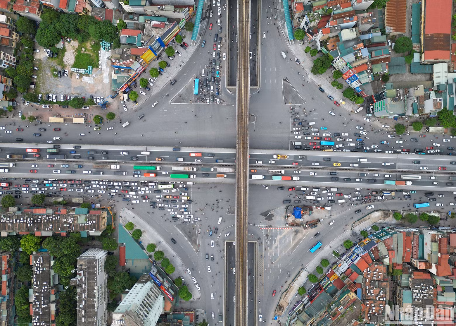 Nguyen Trai - Khuat Duy Tien intersection (Thanh Xuan district) intertwines regular ground roads, underground tunnels, elevated highways, and urban railways, on 4 separate levels. Nguyen Trai - Khuat Duy Tien intersection (Thanh Xuan district) intertwines regular ground roads, underground tunnels, elevated highways, and urban railways, on 4 separate levels.