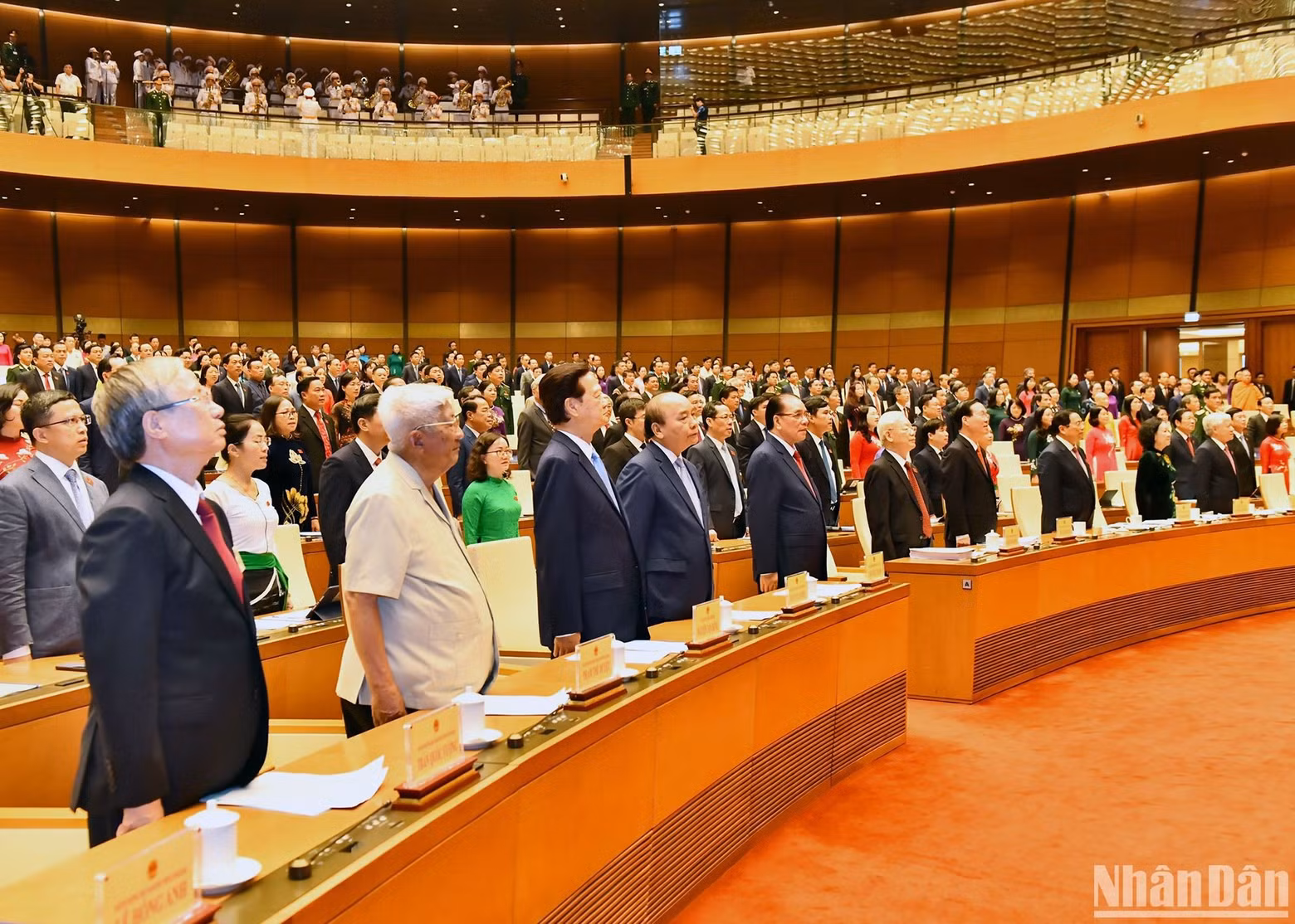 Leaders and former leaders of the Party and State performed the flag-saluting ceremony at the opening session.