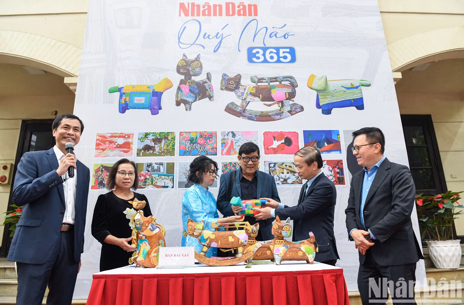 The art exhibition is a unique and large-scale project, introducing to the art-loving public a collection of cat mascot sculptures, based on the works of famous contemporary Vietnamese painters and sculptors.