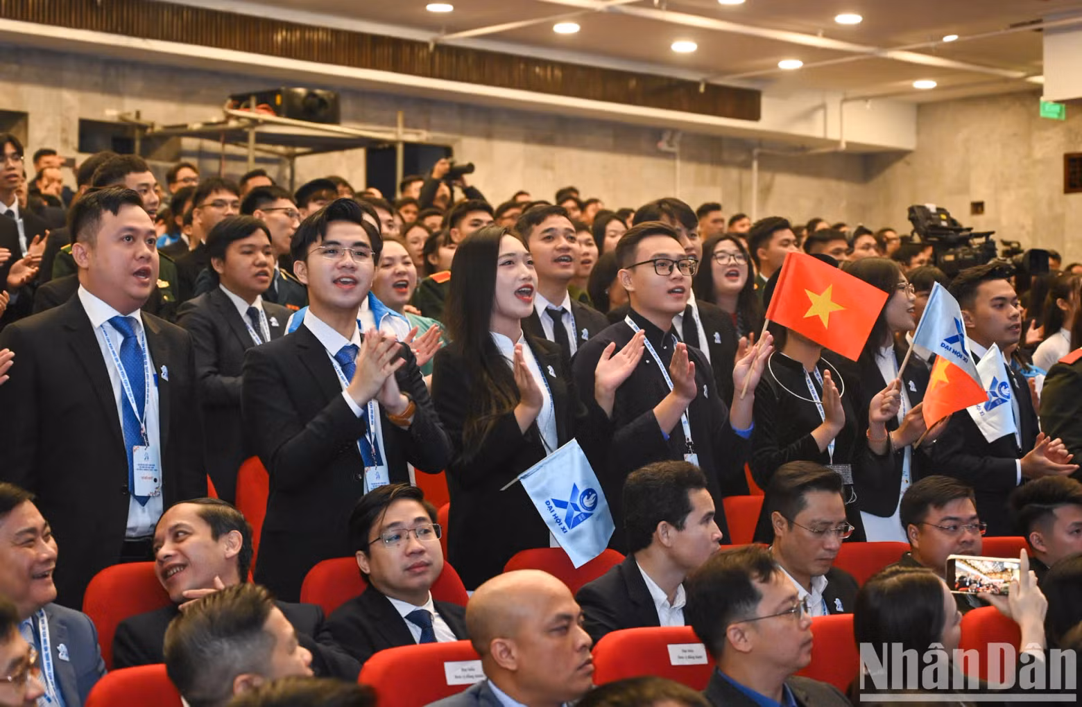 The delegates attend the Congress.