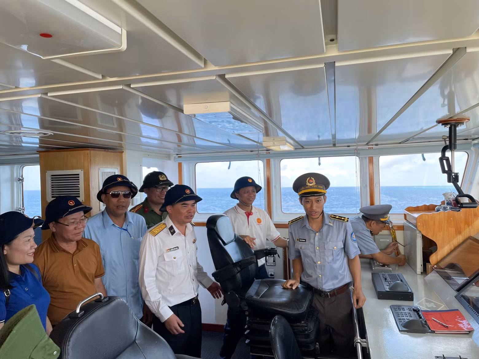 Colonel Hoang Luong Ngoc and representatives of the delegation visited, inspected and encouraged officers and soldiers on board KN 475.