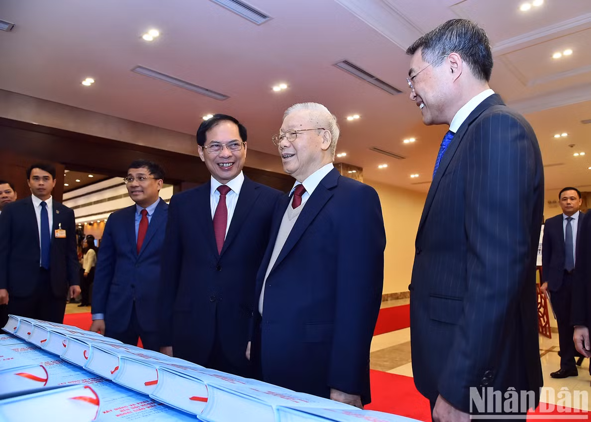 General Secretary Nguyen Phu Trong and delegates visit a photo exhibition on the sidelines of the event.