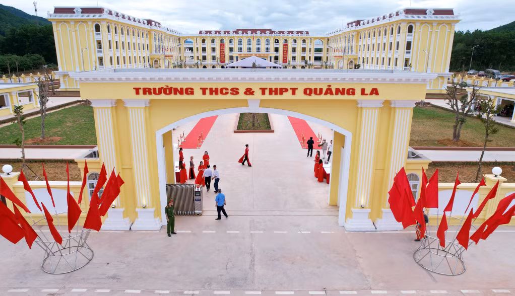 Quang La Secondary &amp; High School in Ha Long City has been newly built, contributing to improving the quality of teaching and learning.