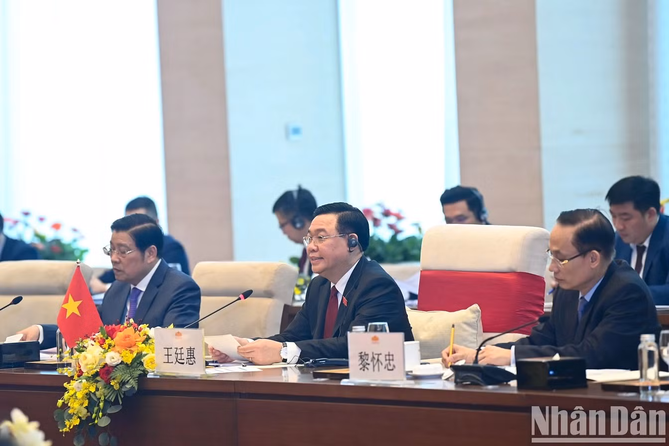 National Assembly Chairman Vuong Dinh Hue speaks at the meeting. National Assembly Chairman Vuong Dinh Hue speaks at the meeting.