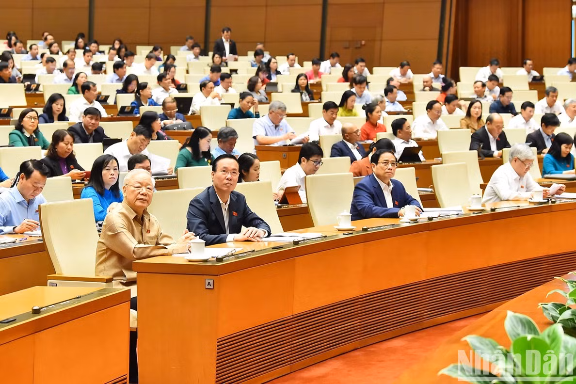 General Secretary Nguyen Phu Trong, President Vo Van Thuong, Prime Minister Pham Minh Chinh and National Assembly delegates attend the discussion session at Dien Hong Hall.