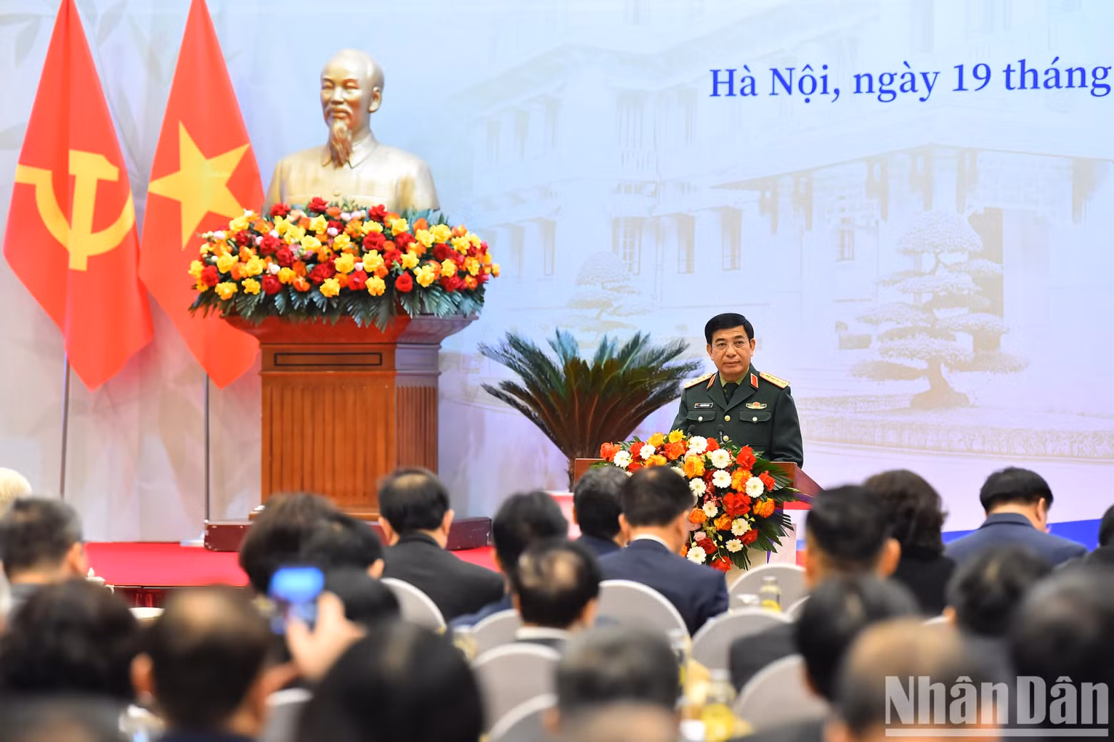 Minister of Defence Phan Van Giang addresses the conference.