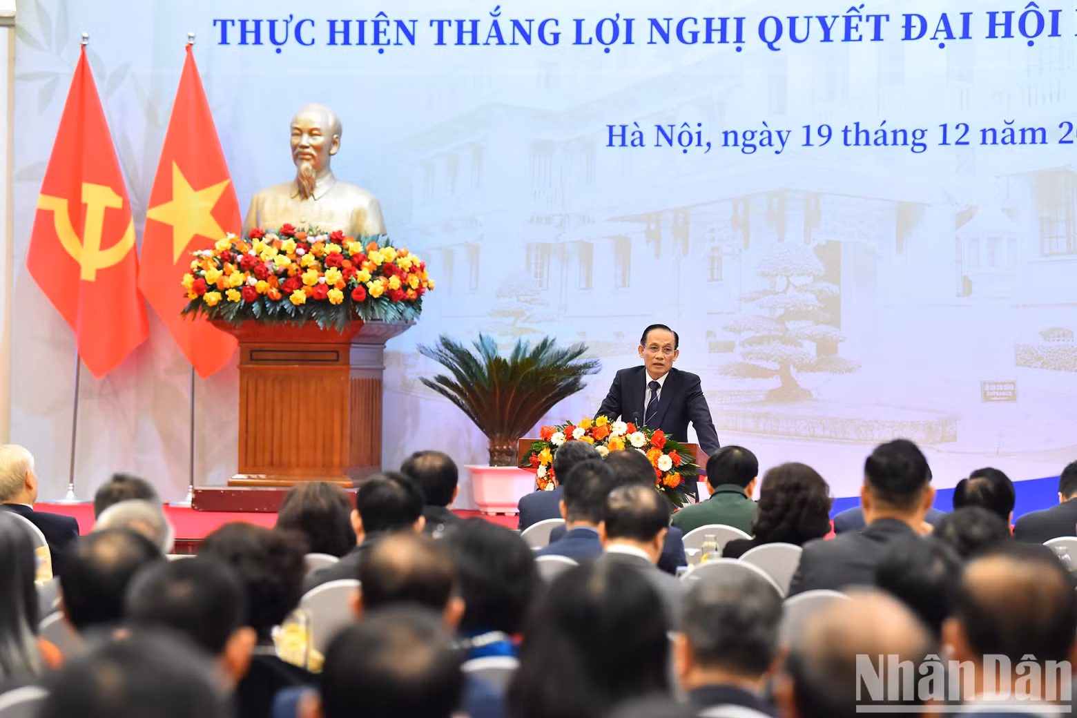 Chairman of the Party Central Committee's Commission for External Relations Le Hoai Trung delivers a speech at the conference.
