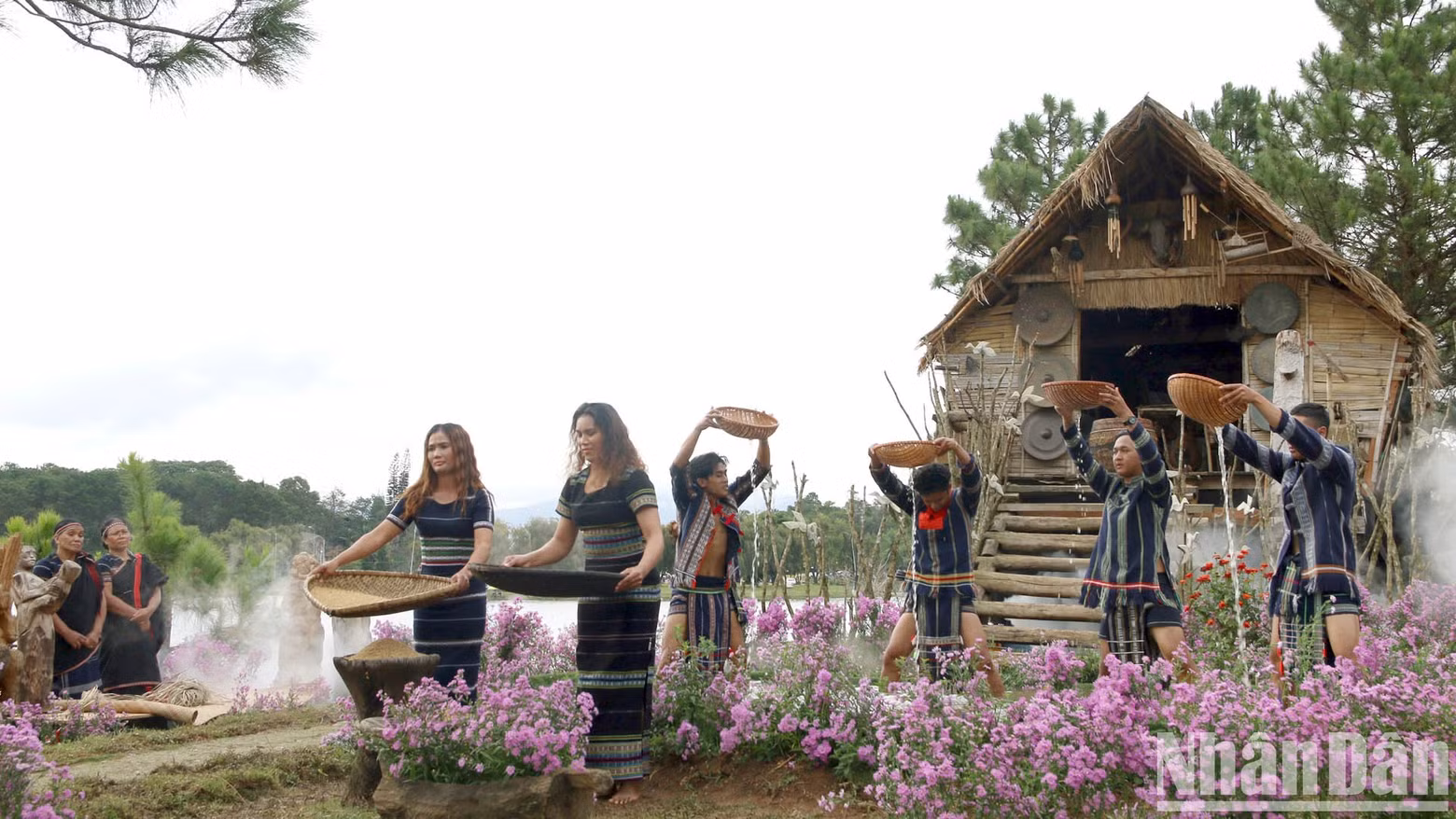 The show has the participation of 40 artists, actors, and models, with more than 200 ao dai and fashion outfits of brocade fabric, woven by artisans with natural silk fibres, designed by Minh Hanh and her partners.