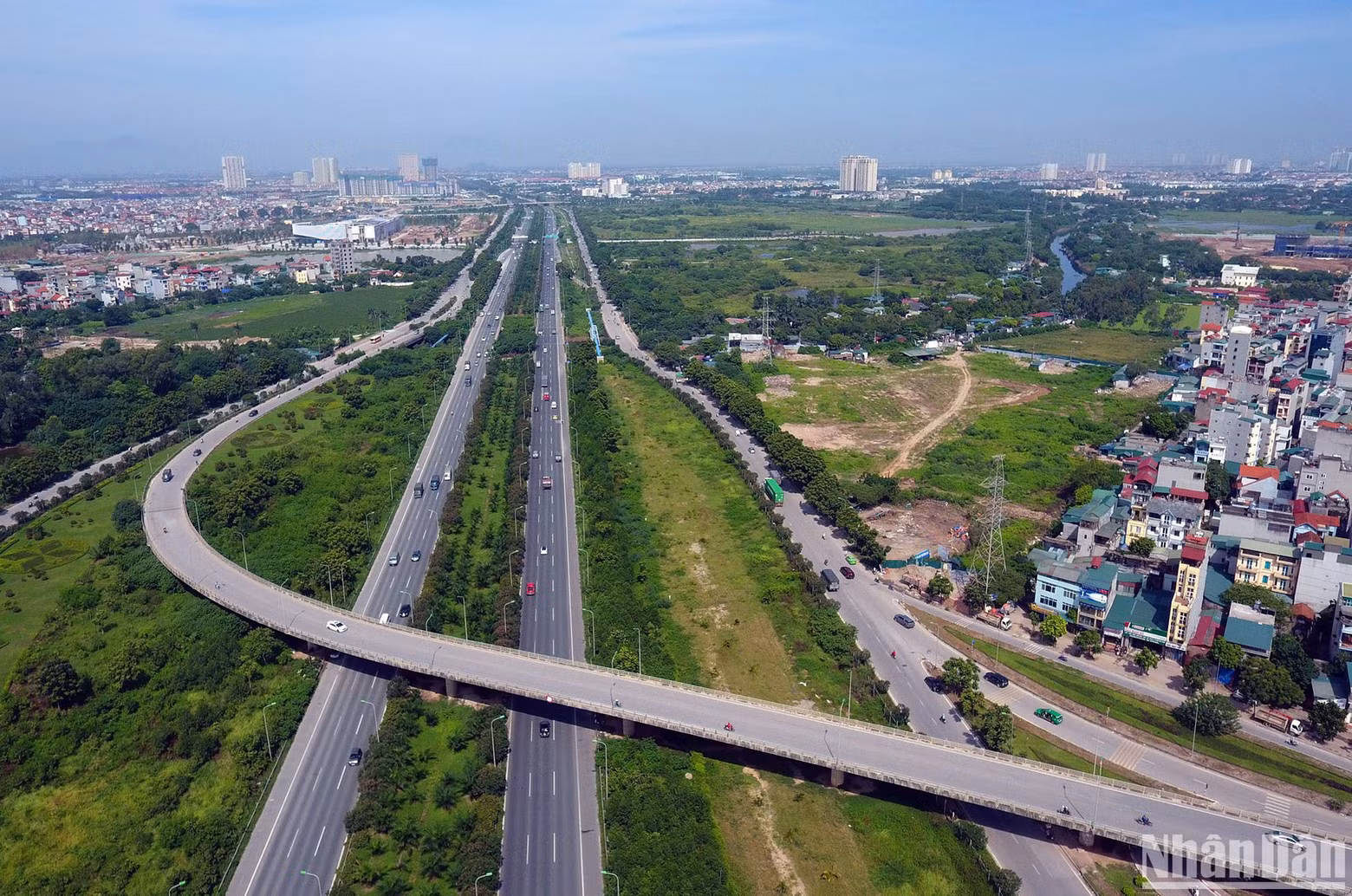 Thang Long Avenue is a route on the Hanoi-Hoa Binh-Son La-Dien Bien expressway, connecting the centre of Hanoi with the old National Highway 21A, now the starting point of the Ho Chi Minh Highway. Thang Long Avenue is a route on the Hanoi-Hoa Binh-Son La-Dien Bien expressway, connecting the centre of Hanoi with the old National Highway 21A, now the starting point of the Ho Chi Minh Highway.