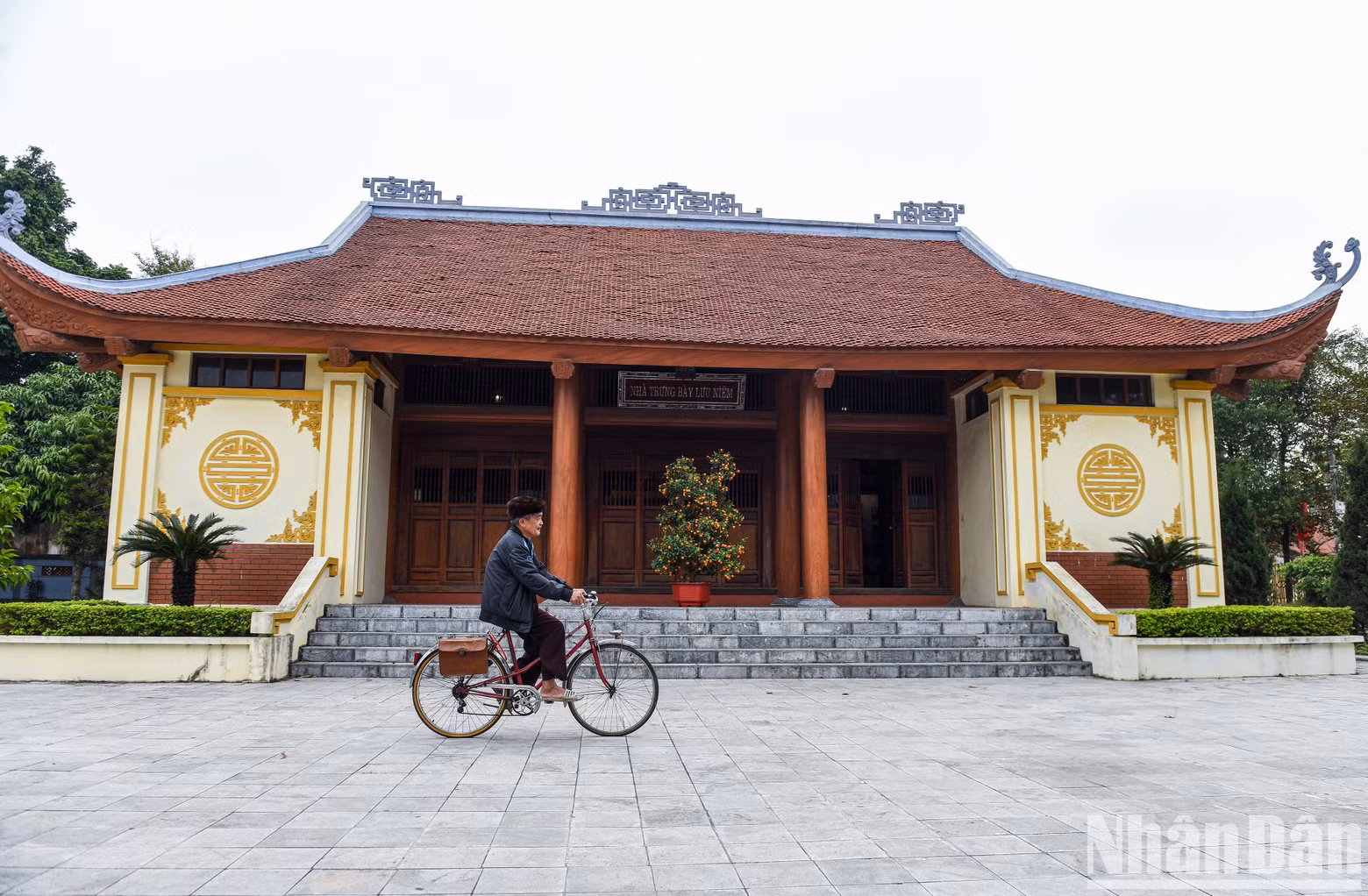 Dang Dinh Duoc, the custodian of the relic site, said that construction was started in March 2002 on the old land of General Secretary Nguyen Van Linh's family. The work was completed in September 2004.