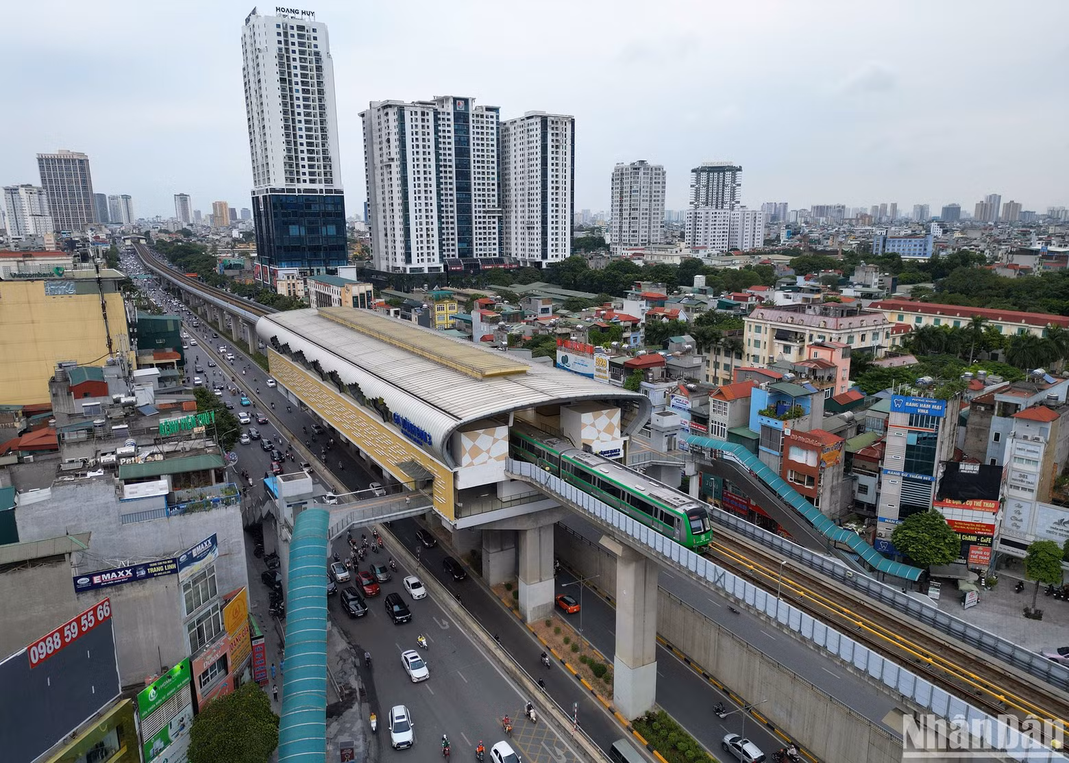 The Cat Linh-Ha Dong urban metro line is more than 13km long and has 12 stations and 13 trains. Trains run every 10 minutes, with a capacity of 960 passengers on each train. The Cat Linh-Ha Dong urban metro line is more than 13km long and has 12 stations and 13 trains. Trains run every 10 minutes, with a capacity of 960 passengers on each train.