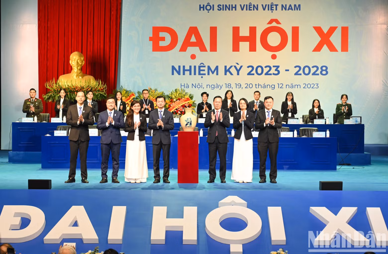 President Vo Van Thuong presents a gift to congratulate the Congress.