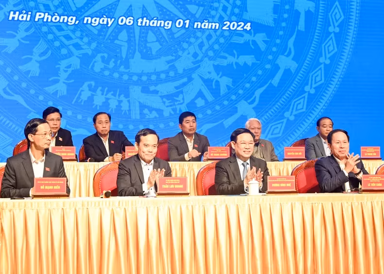 NA Chairman Vuong Dinh Hue, Deputy Prime Minister Tran Luu Quang, Secretary of the Party Committee of Hai Phong City Le Tien Chau and NA deputies of Hai Phong City attend the meeting.