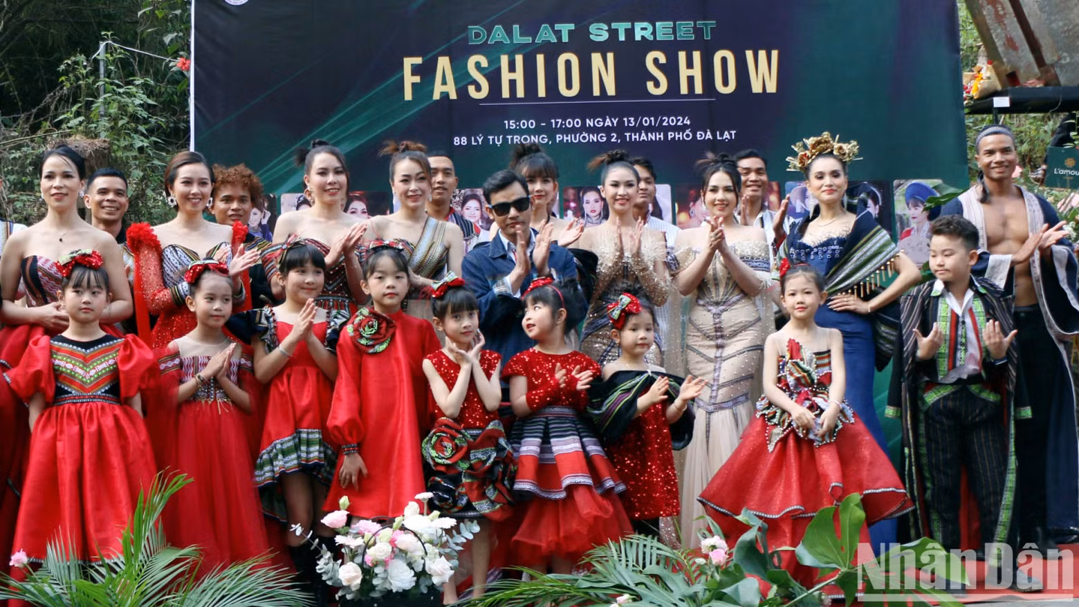 From Bokau Lang Labiang, K'Jona believes that brocade fashion will "awaken" in traditional brocade weaving villages, and brocade products will "fly" with modern fashion.
