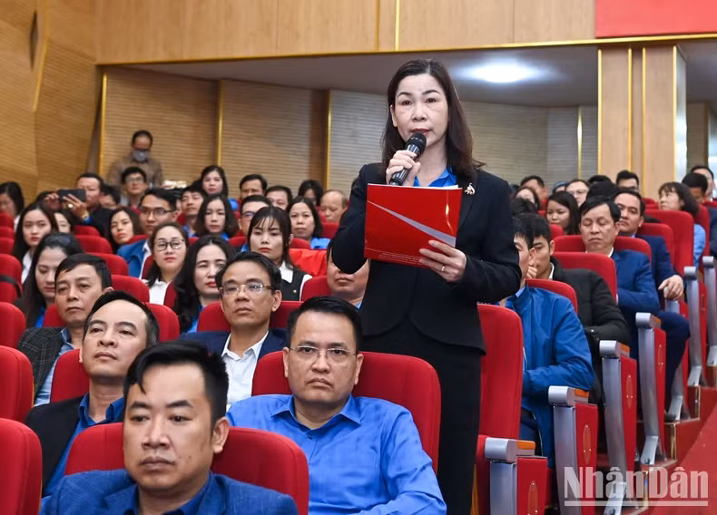 Voter Pham Thi Tho, President of Hai Phong City Employees' Union, expresses her opinion.