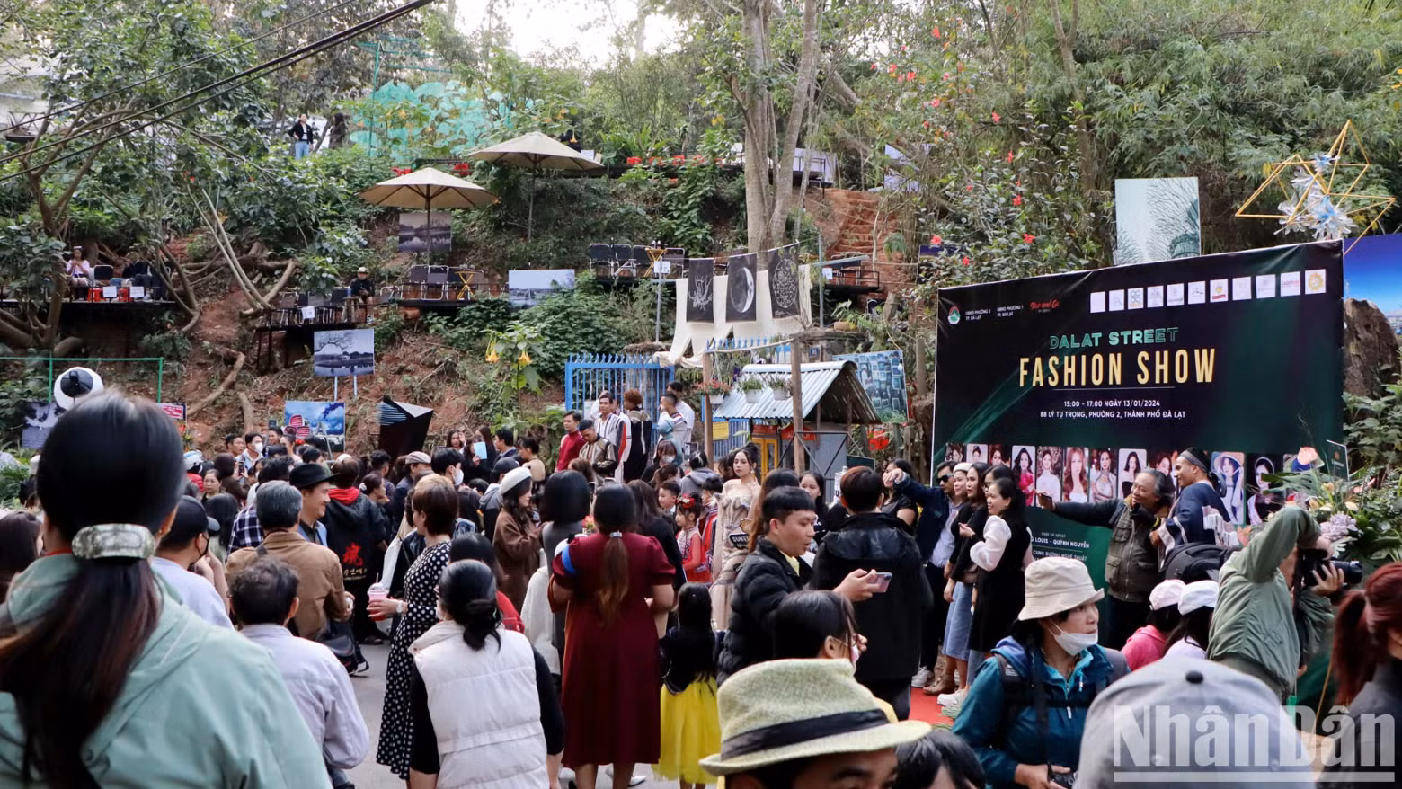 Dalat Street Fashion Show attracts large numbers of viewers, including locals, domestic and foreign tourists.