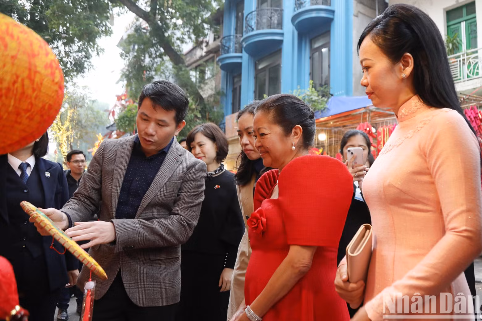 They heard an introduction to the Tet decorations sold on Hang Ma street. They heard an introduction to the Tet decorations sold on Hang Ma street.