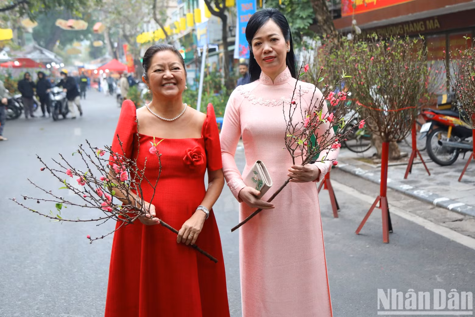 Phan Thi Thanh Tam, the spouse of President Vo Van Thuong and Louise Araneta Marcos, the spouse of the President of the Philippines, with peach blossom branches on Tet at Hang Luoc traditional flower market. Phan Thi Thanh Tam, the spouse of President Vo Van Thuong and Louise Araneta Marcos, the spouse of the President of the Philippines, with peach blossom branches on Tet at Hang Luoc traditional flower market.