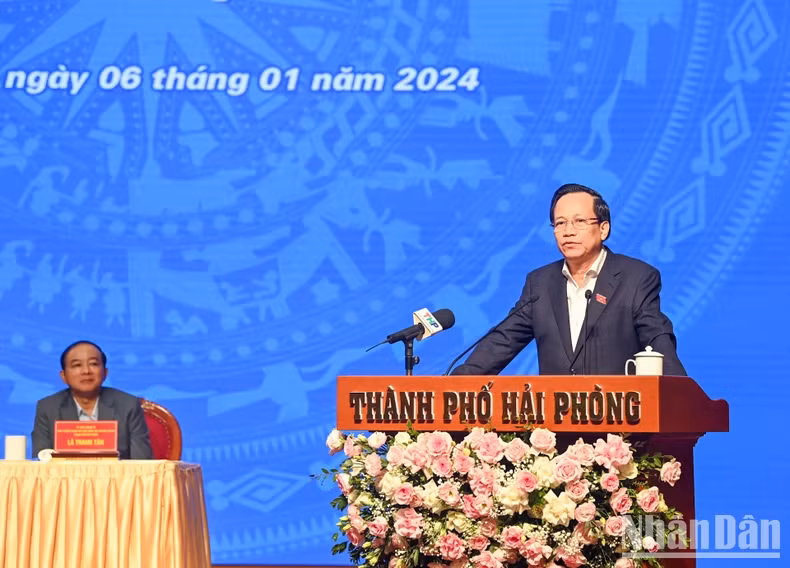 Minister of Labour, Invalids and Social Affairs Dao Ngoc Dung discusses and answers voters' recommendations.