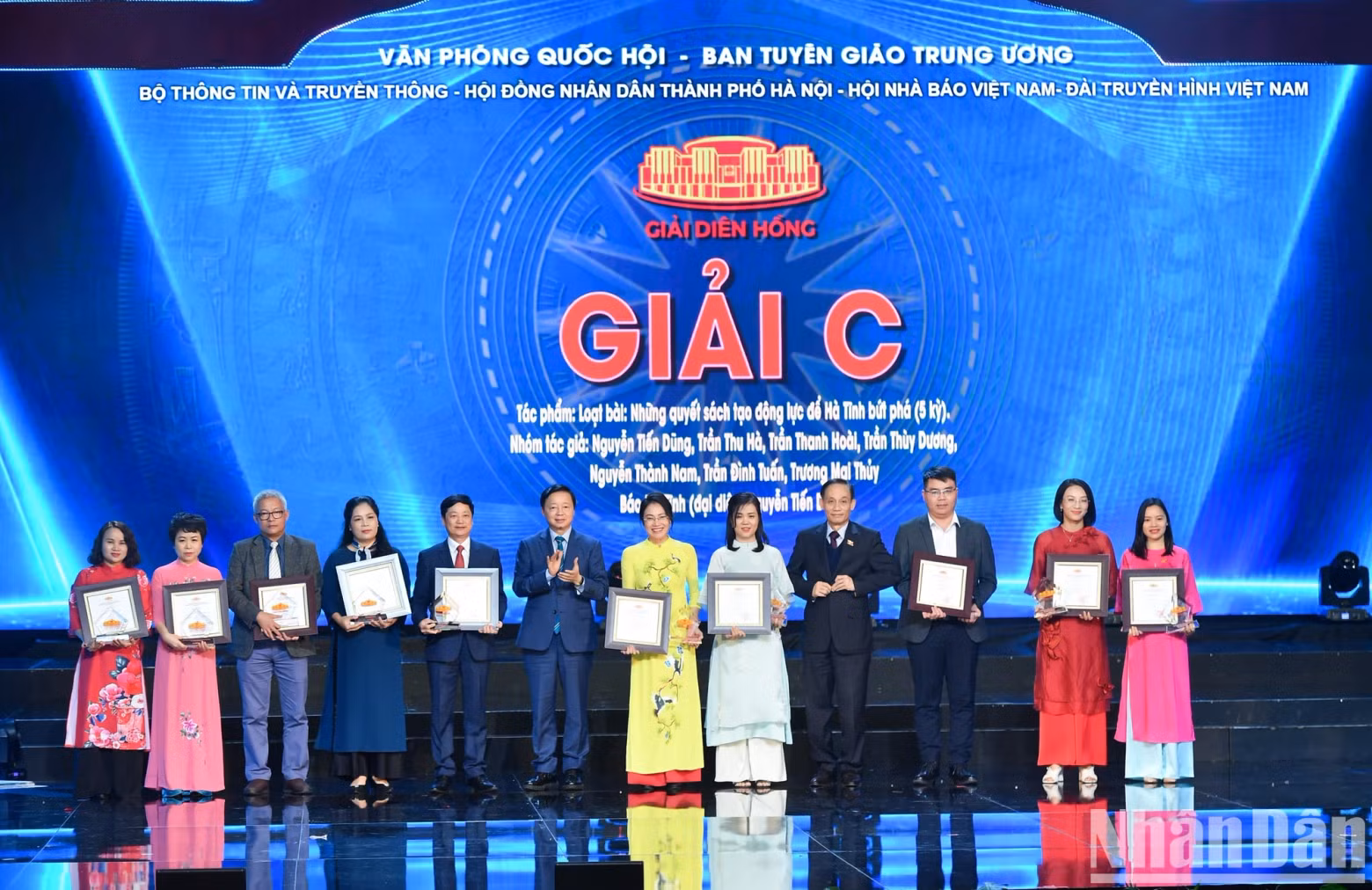 Le Hoai Trung, Secretary of the Party Central Committee and head of its Commission for External Relations and Tran Hong Ha, Member of the Party Central Committee and Deputy Prime Minister, present C prizes to representatives of groups of authors.