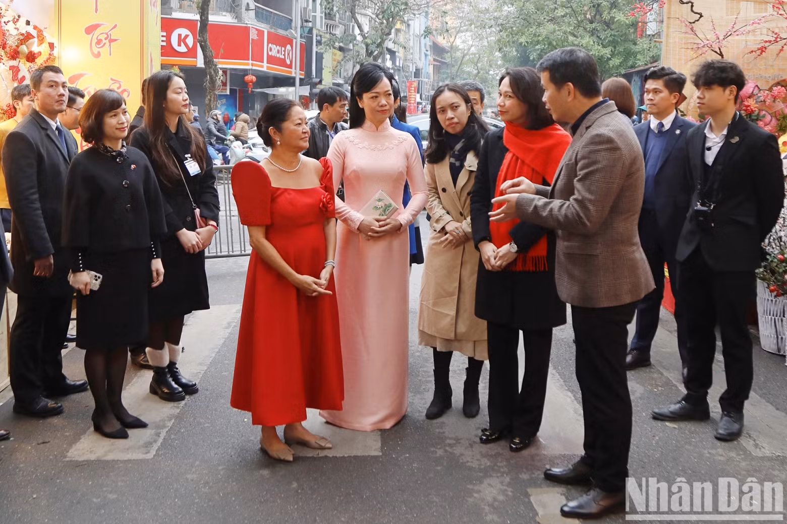 The spouses of Vietnamese, Philippine Presidents heard an introduction to Hang Luoc flower market. The spouses of Vietnamese, Philippine Presidents heard an introduction to Hang Luoc flower market.