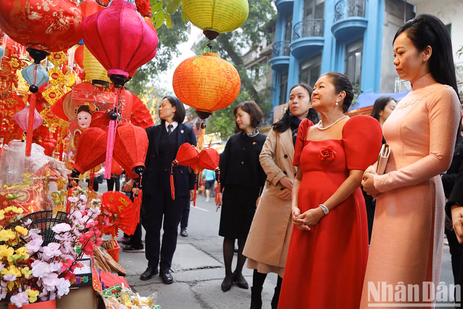 The spouses of Vietnamese, Philippine Presidents admire the Tet decorations on sale on Hang Ma street. The spouses of Vietnamese, Philippine Presidents admire the Tet decorations on sale on Hang Ma street.