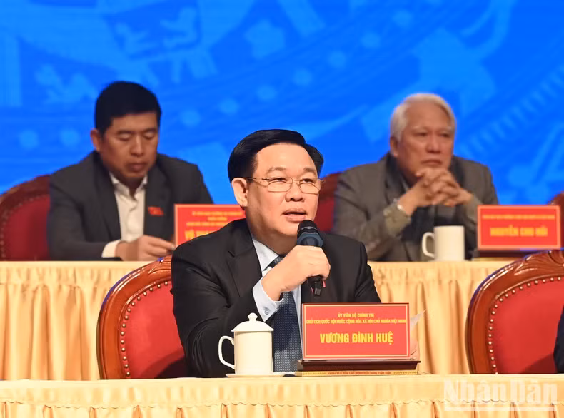 NA Chairman Vuong Dinh Hue chairs the meeting.