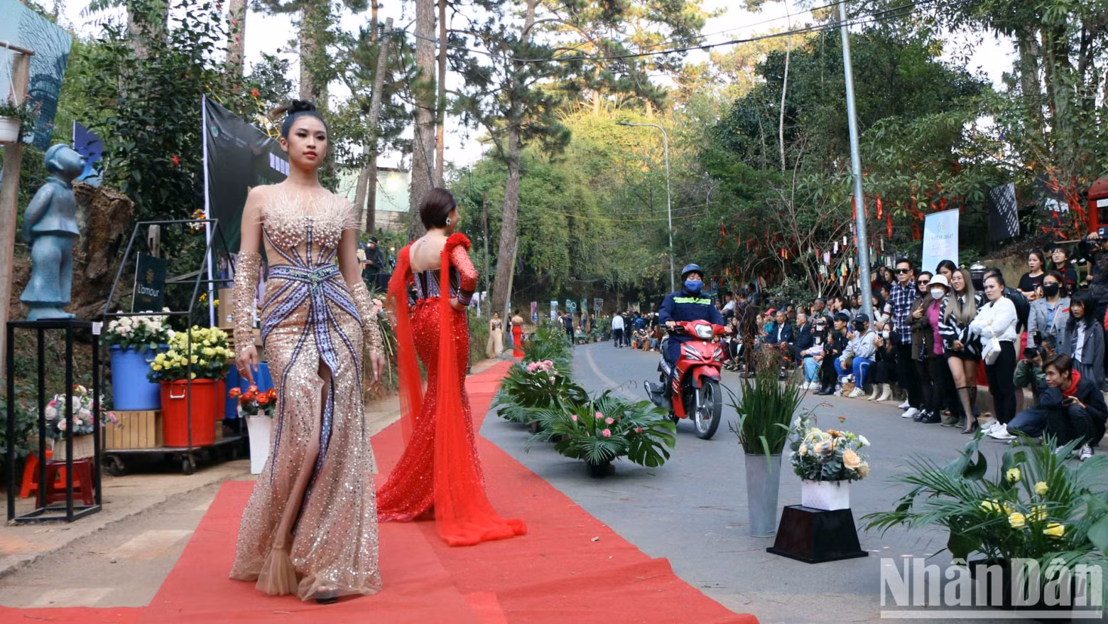 With K'Jona's creative touch, the outfits for work, evening parties, or street walks become more special, catching up with modern fashion trends, while at the same time containing the spirit of native culture.