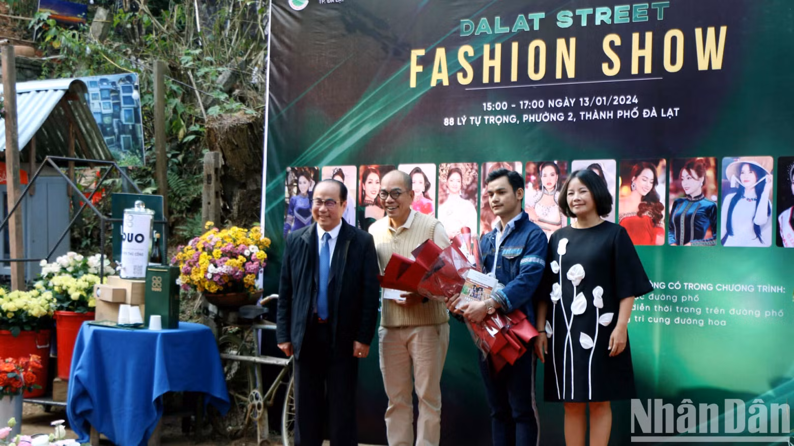 Tran Thanh Hoai, Deputy Director of Lam Dong Department of Culture, Sports and Tourism (left), presents books about Central Highlands culture to Stop And Go Art Space representative and designer K'Jona.