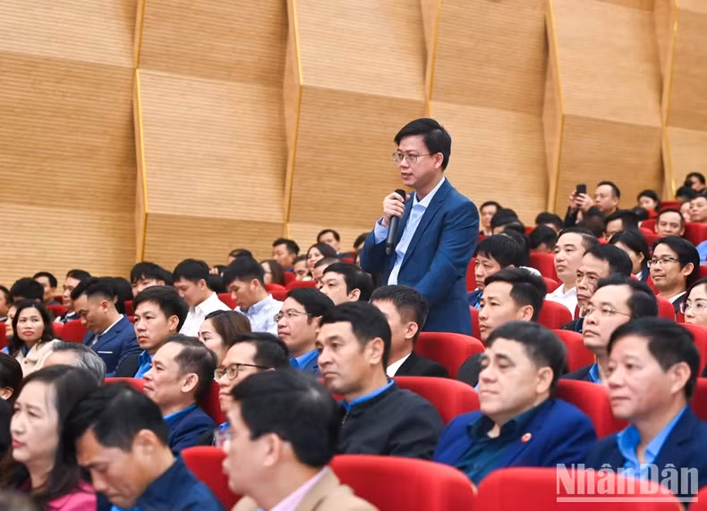 Voter Pham Quang Hai of LG Innotek Vietnam Hai Phong Company expresses his opinion.